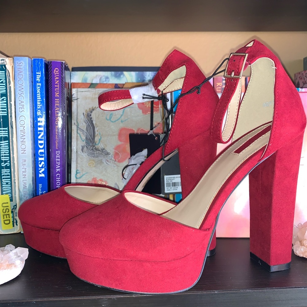 💄NEVER WORN💋Size 6.5 Red suede Maryjane Platform
